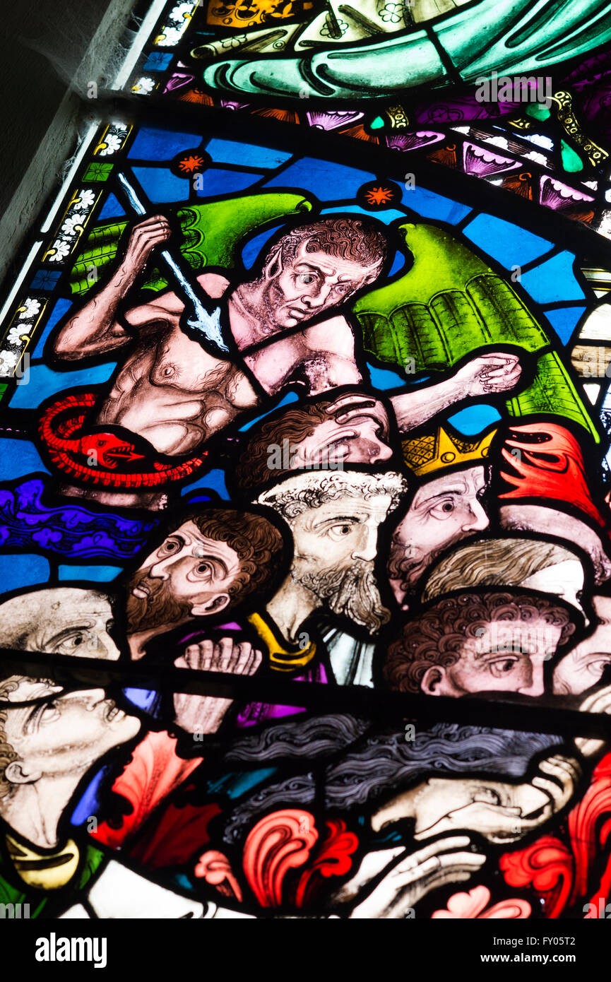 Le vetrate colorate dettaglio in St Marys chiesa, Kempsford, nel Gloucestershire. Inghilterra Foto Stock