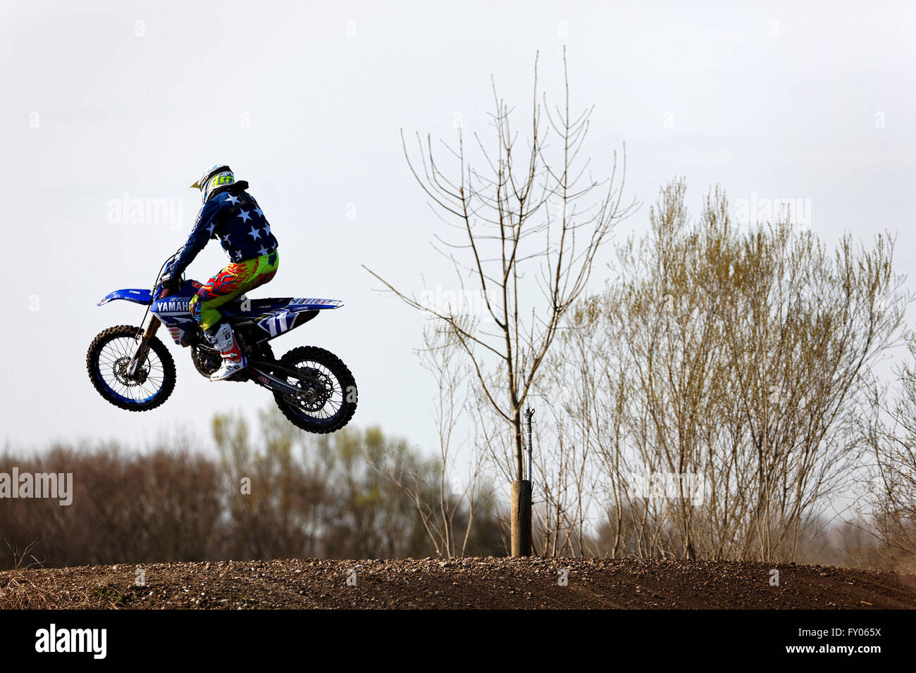 Il motocross rider airborne, München Flughafen, Alta Baviera, Germania, Europa. Foto Stock