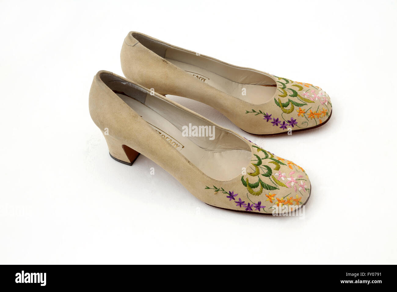 Una coppia di pelle scamosciata tacco alto scarpe con ricami floreali Foto Stock