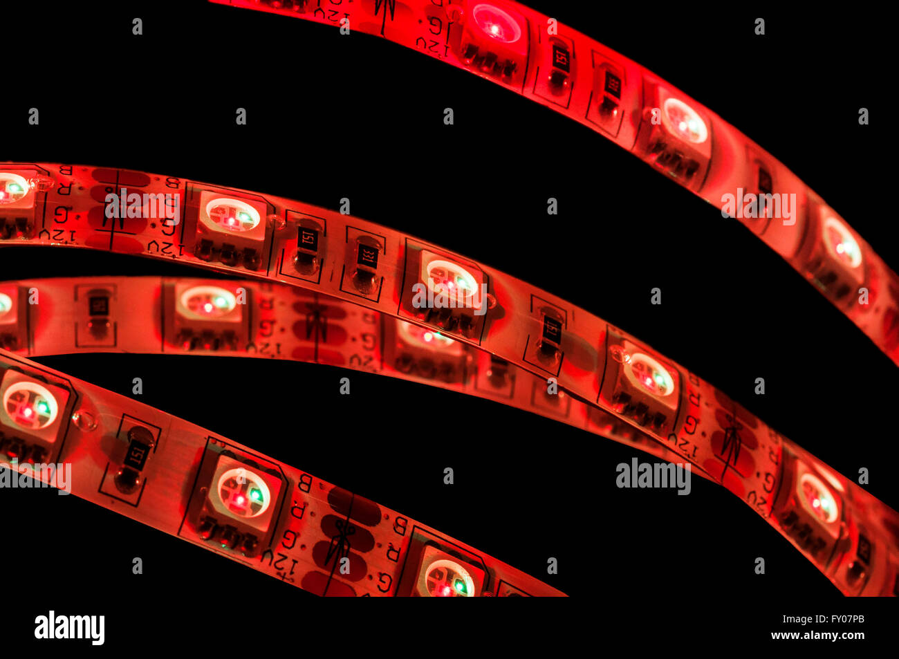 Rosso luce Led Strip RGB, isolato su nero Foto Stock