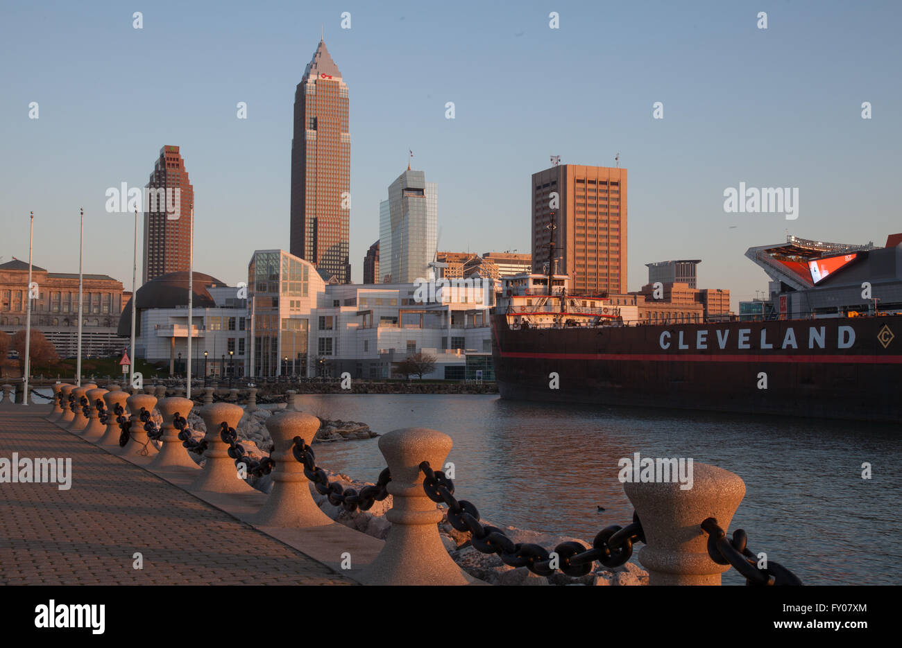 Cleveland skyline dalla costa nord del porto con freighter in primo piano Foto Stock