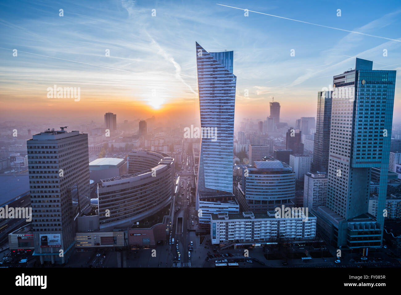 Varsavia, Polonia. Vista aerea con terrazze Golden shopping mall, Zlota 44 grattacielo, Varsavia torri e InterContinental Hotel Foto Stock