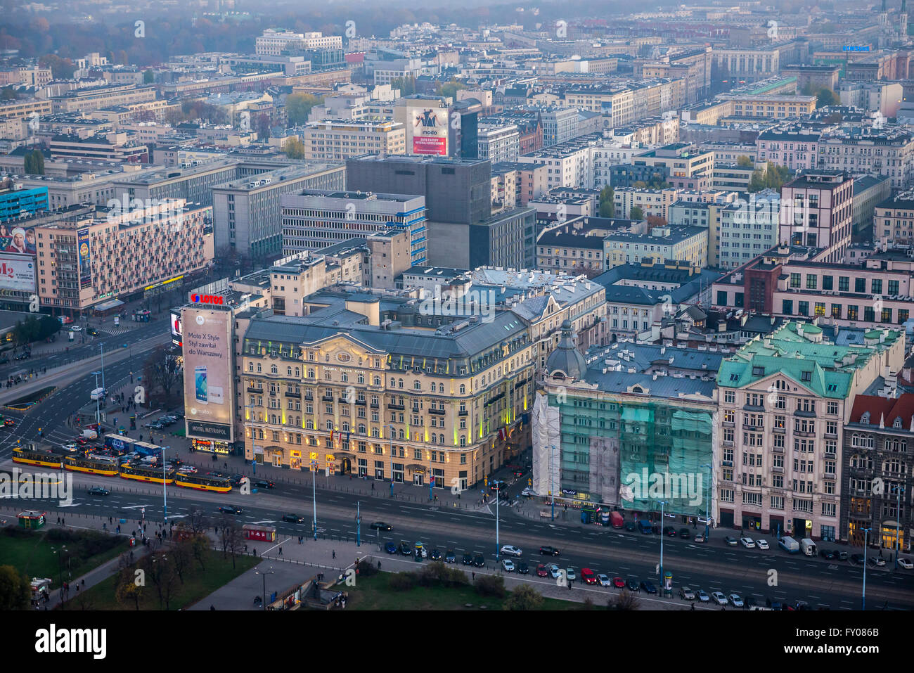 Vista aerea dal palazzo della cultura e della scienza su Aleje Jerozolimskie Street con il Polonia Palace Hotel a Varsavia, Polonia Foto Stock