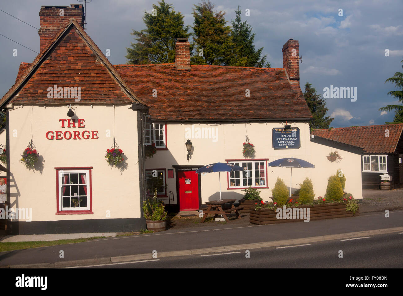 Il George pub Little Hallingbury Essex England Regno Unito Foto Stock