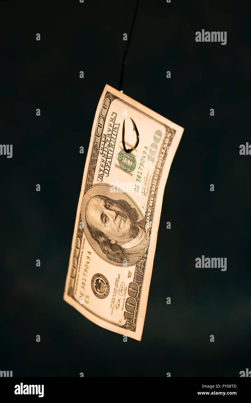 Un 100 bill appeso ad un gancio di pesca, focus su Benjamin Franklin del volto Foto Stock