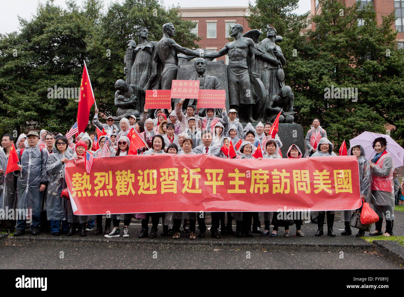 Tenere Chinese-Americans segni di sostegno e accoglienza come presidente Xi Jinping è di arrivare al nucleare vertice di sicurezza Foto Stock