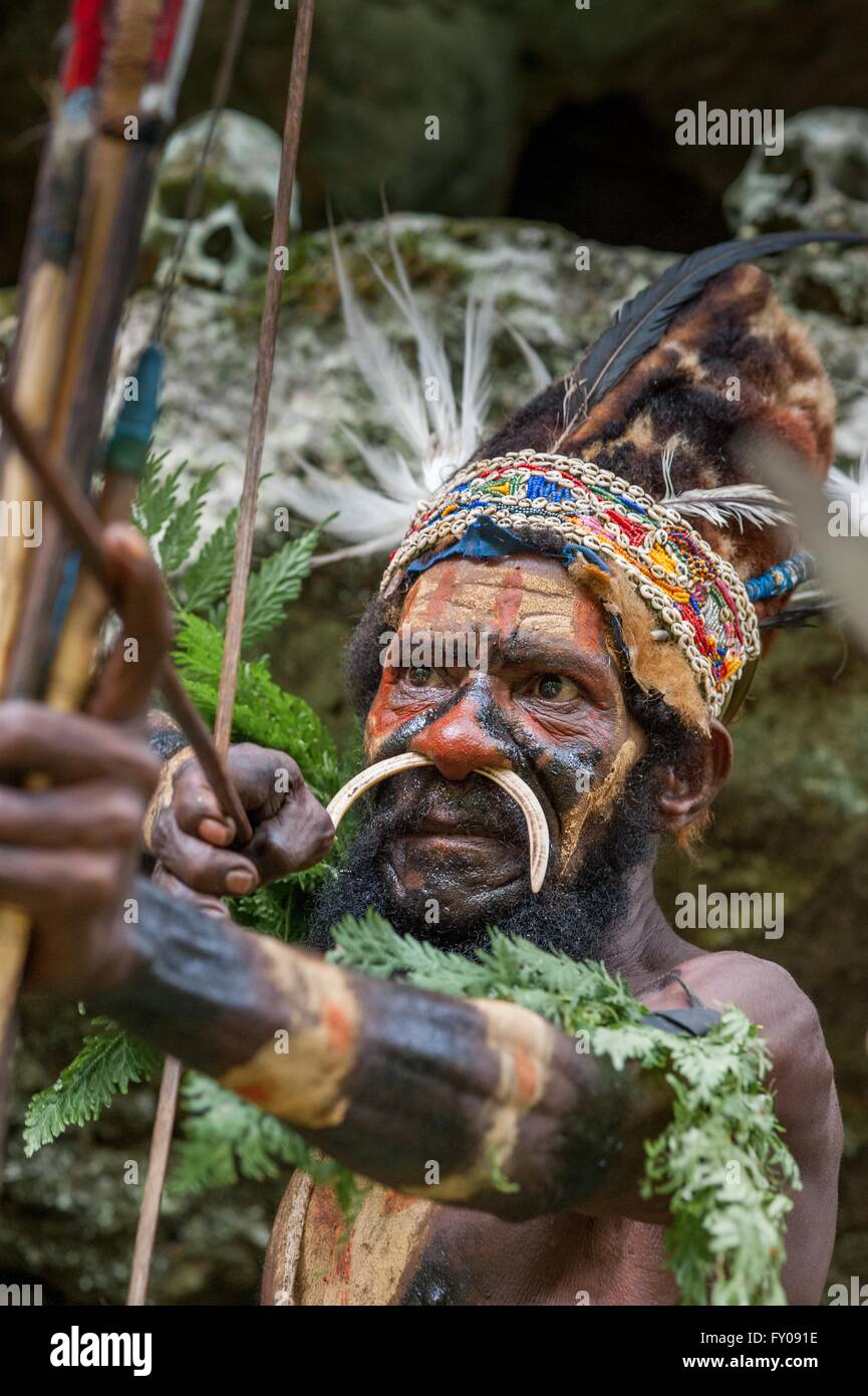 Il guerriero di una tribù di Papua di yafi Foto Stock