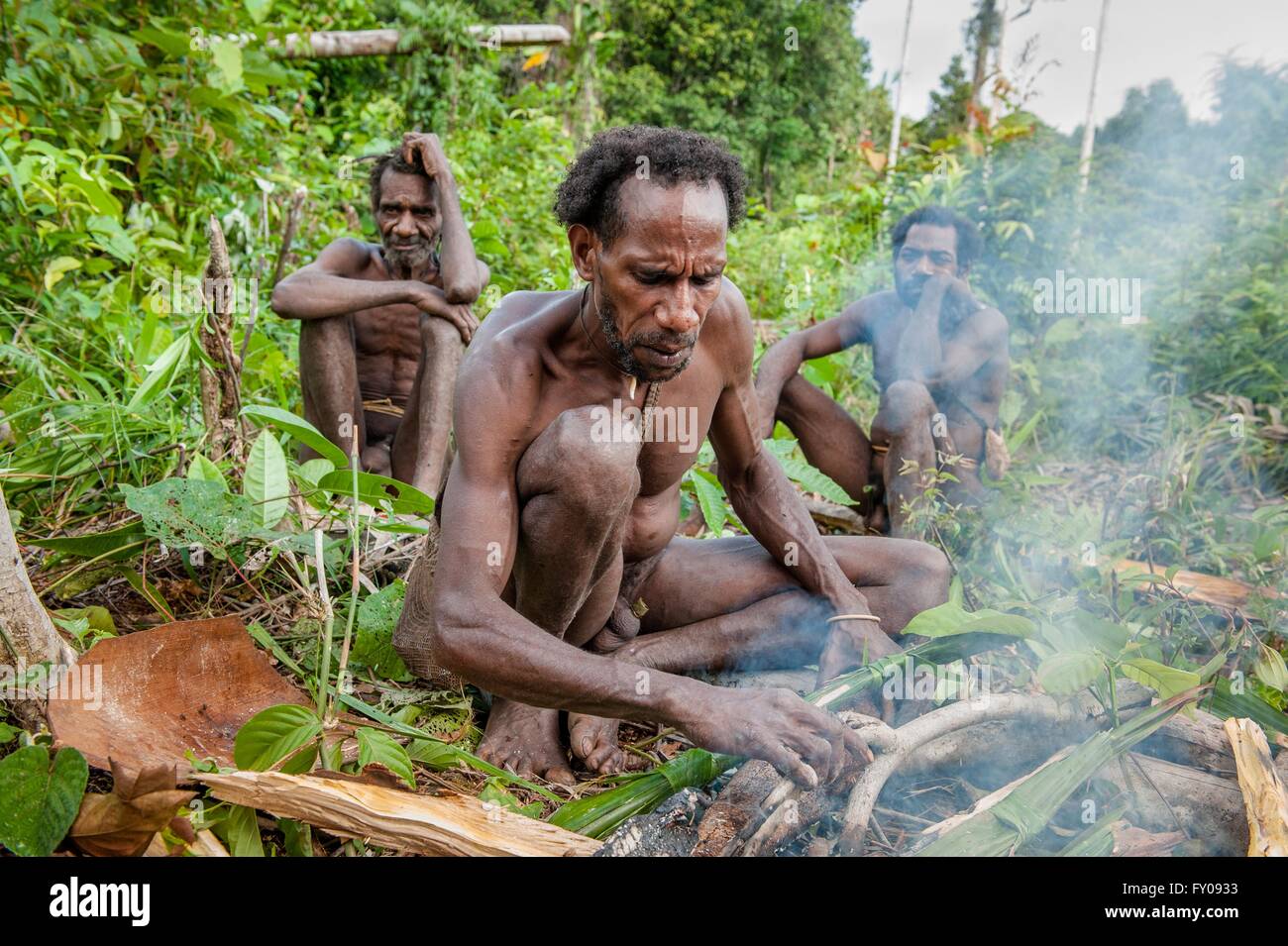 Korowai trib uomini Foto Stock