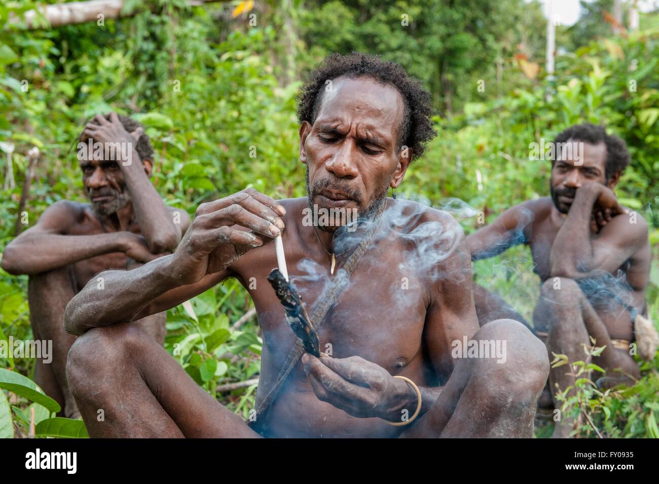 Il ritratto di uomo dalla tribù Korowai fumatori . Korowai Kombai ( Kolufo). Foto Stock