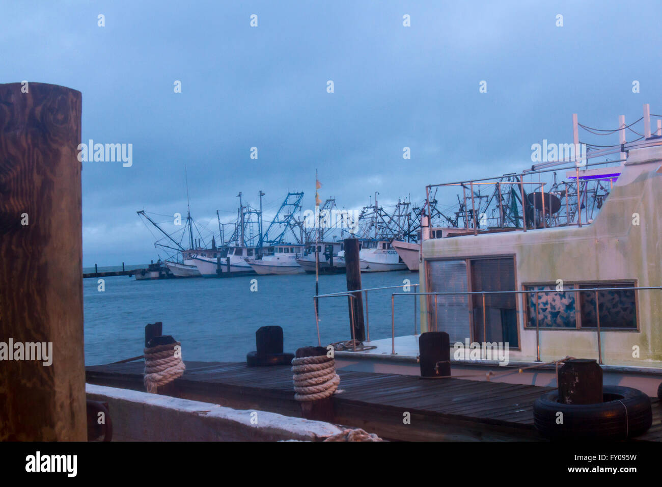 Gamberi commerciale barche nel porto di Alba. Foto Stock