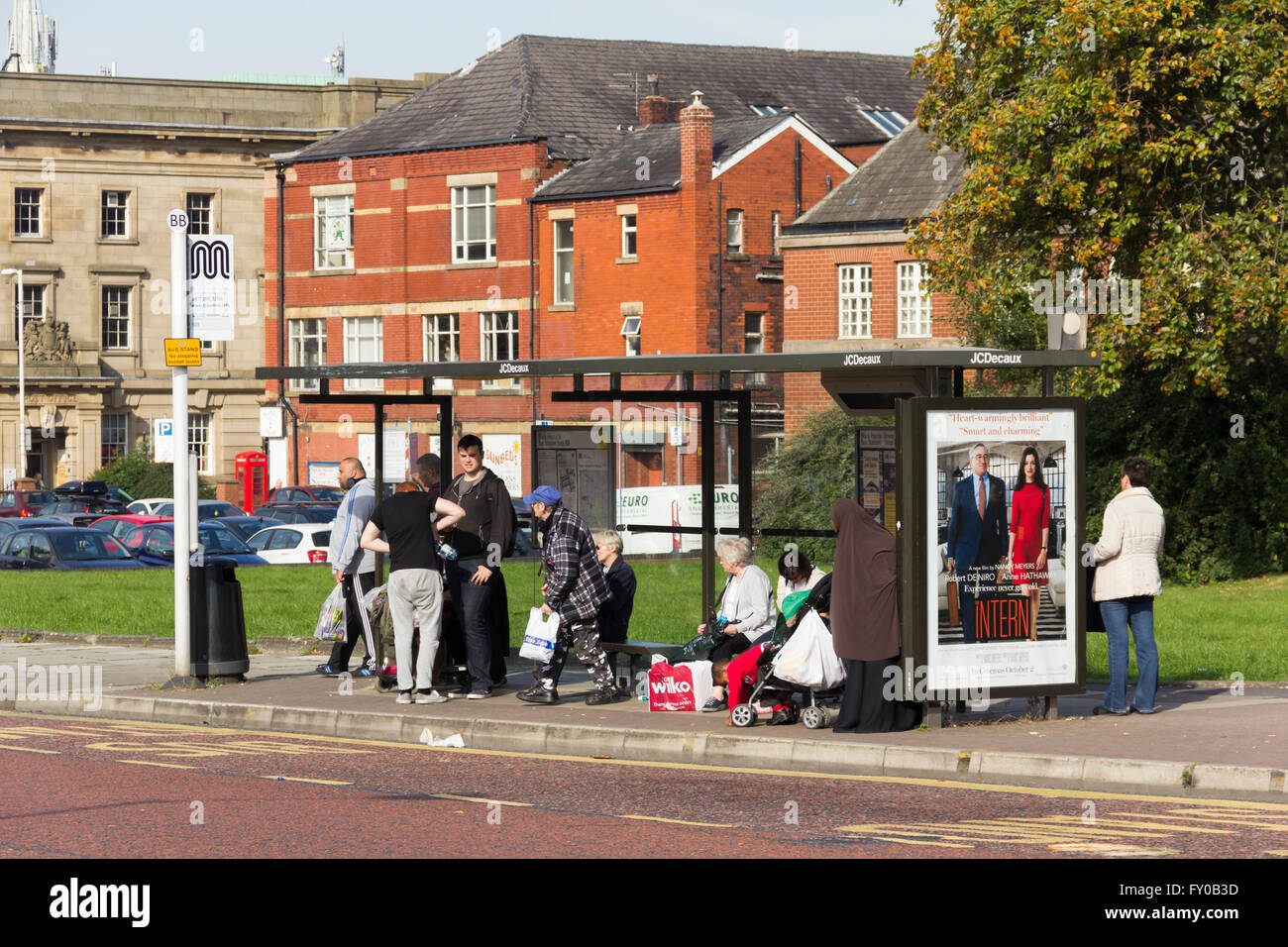 I passeggeri in attesa in shelter bus alla fermata BB sul cavallo nero Street, Bolton, adiacente al Moor Lane alla stazione dei bus. Questo arresto è Foto Stock