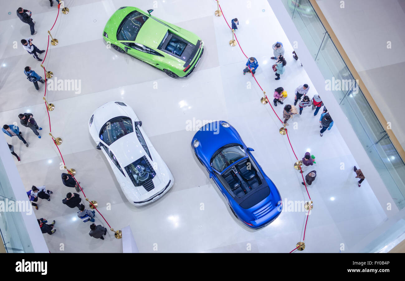 La gente in un auto show Foto Stock