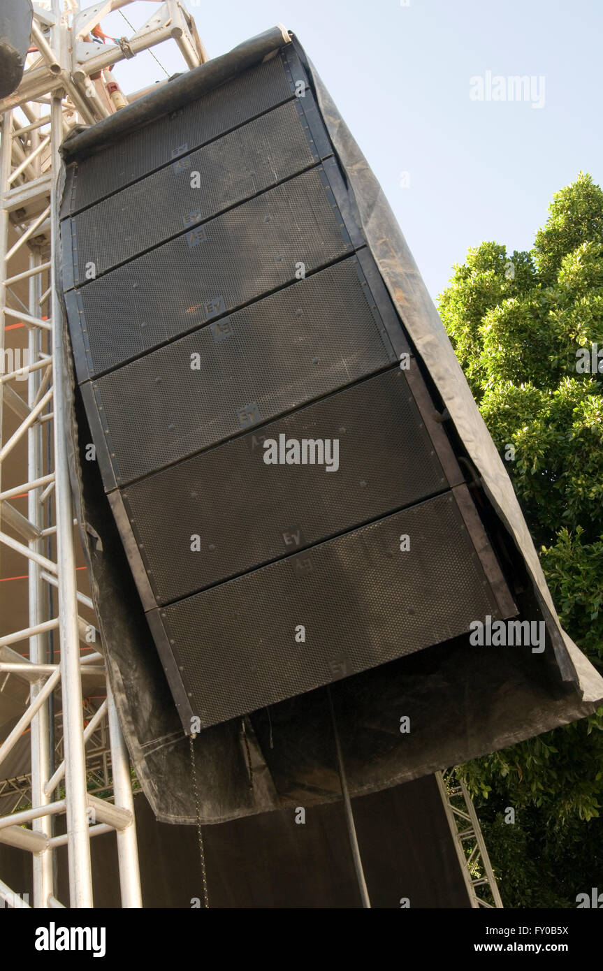 Altoparlante grande musica ad alto volume PA indirizzo pubblico sistema audio altoparlanti sistemi di concerto di musica rock stadi stadio tour itinerante touring Foto Stock