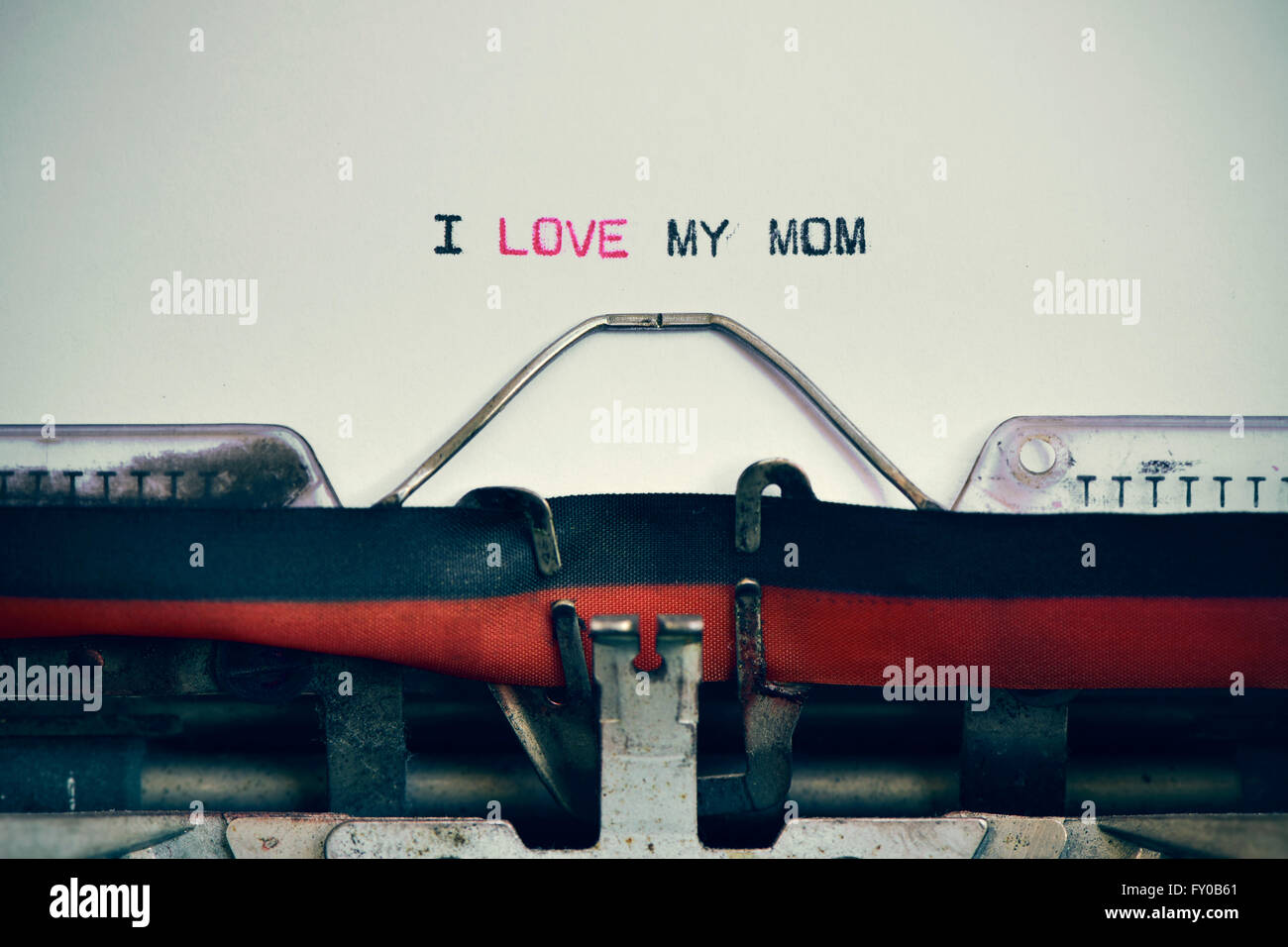 Primo piano di una vecchia macchina da scrivere e il testo Io amo la mia mamma dattiloscritte con esso in una lamina Foto Stock