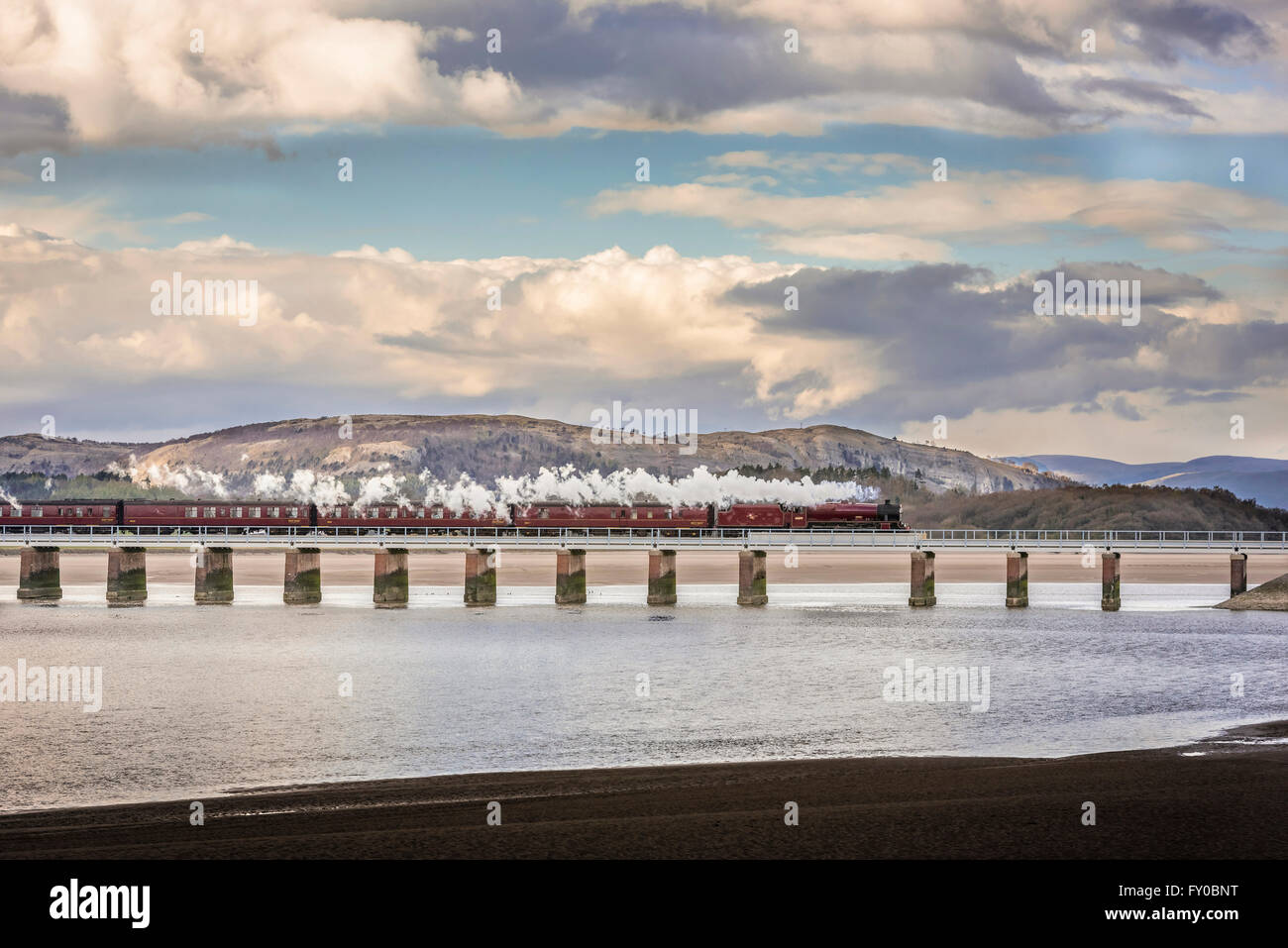 LMS Giubileo classe 6P 4-6-0 n. 45699 Galatea alla testa dello spirito dei laghi railtour attraversa la Arnside viadotto. Foto Stock