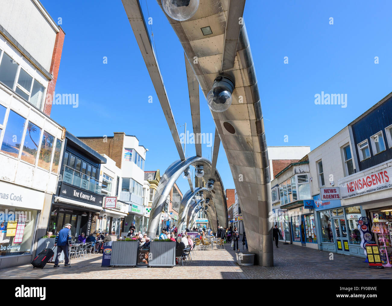 Sotto un cielo blu, turisti bere e mangiare al caffè in Church Street, Blackpool famoso per la molto moderna illuminazione stradale Foto Stock