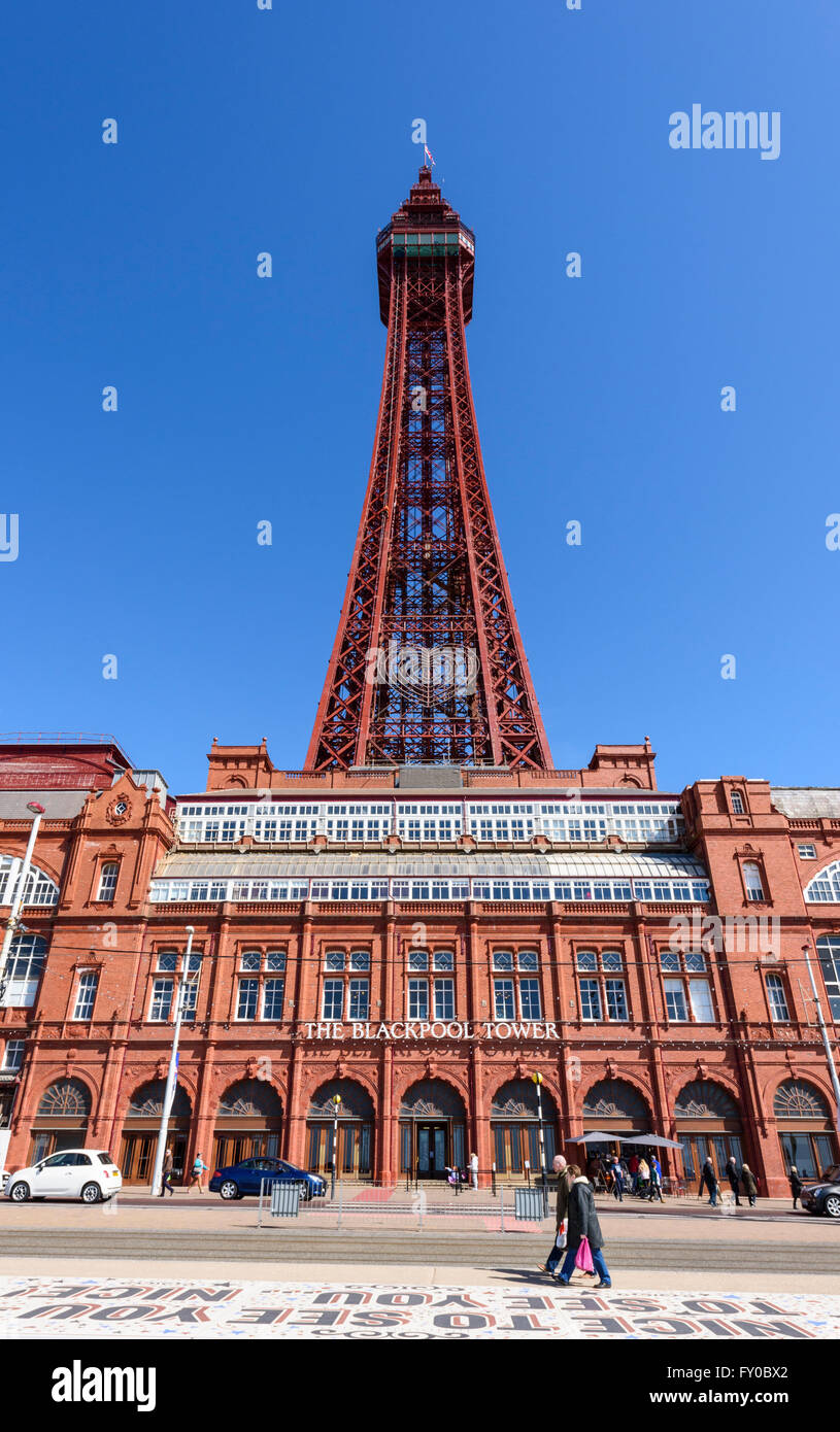 Sotto un luminoso cielo blu, la mitica Torre di Blackpool in Blackpool Lancashire come si vede dal tappeto di commedia Foto Stock