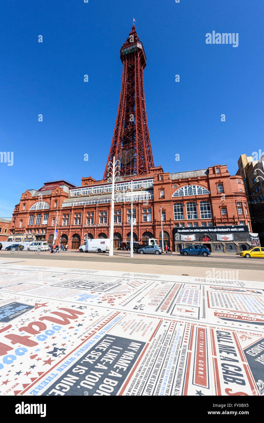 Sotto un luminoso cielo blu, una vista dell'iconico Blackpool Tower in Blackpool Lancashire come si vede dal tappeto di commedia Foto Stock