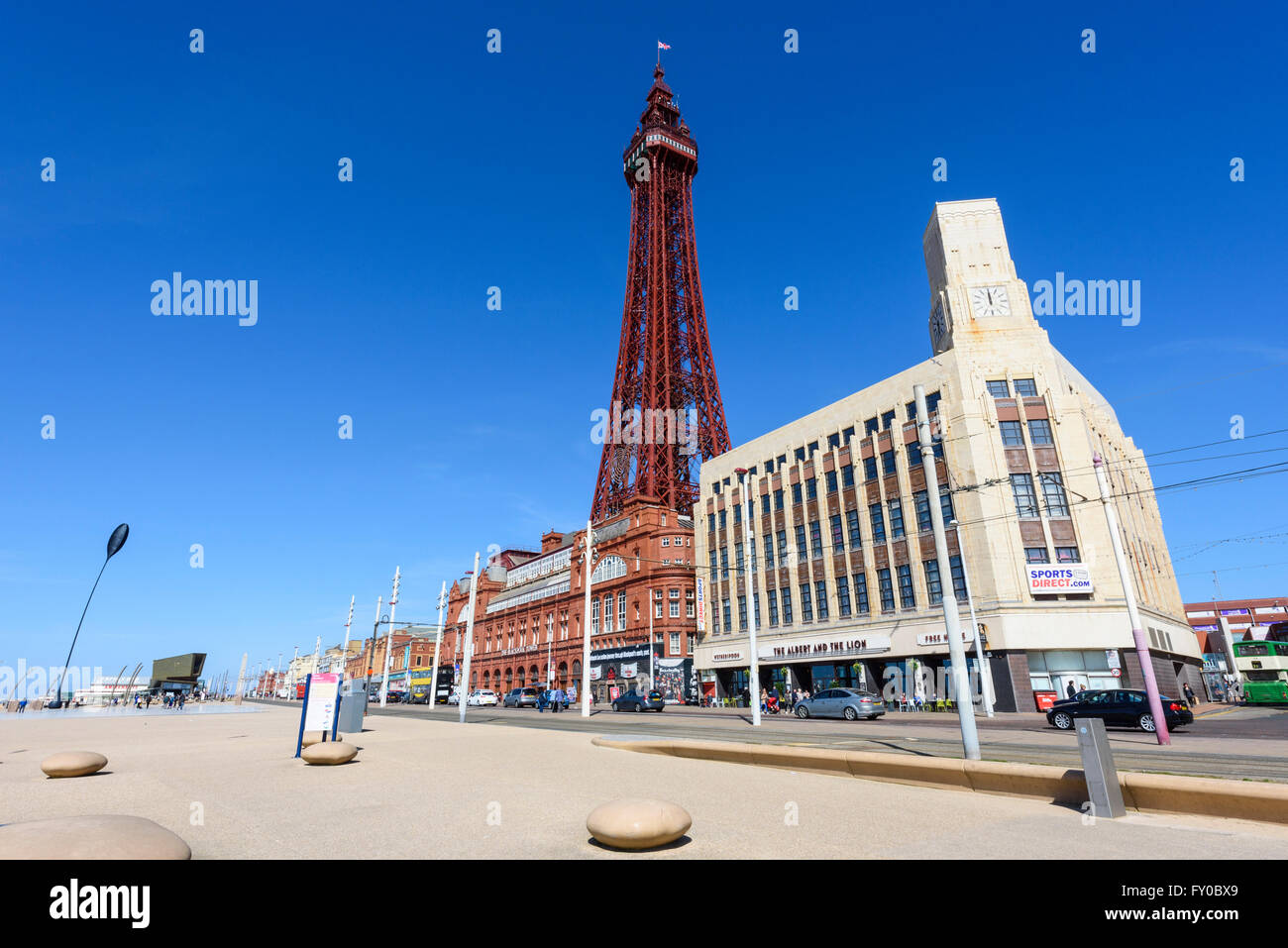 Sotto un luminoso cielo blu, una vista dell'iconico Blackpool Tower in Blackpool Lancashire come visto dal lungomare Foto Stock