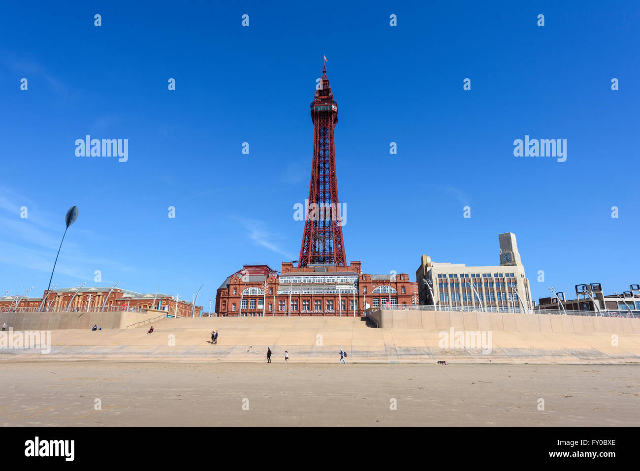 Sotto un luminoso cielo blu, la vista dalla spiaggia sabbiosa di la mitica Torre di Blackpool in Blackpool Lancashire Foto Stock