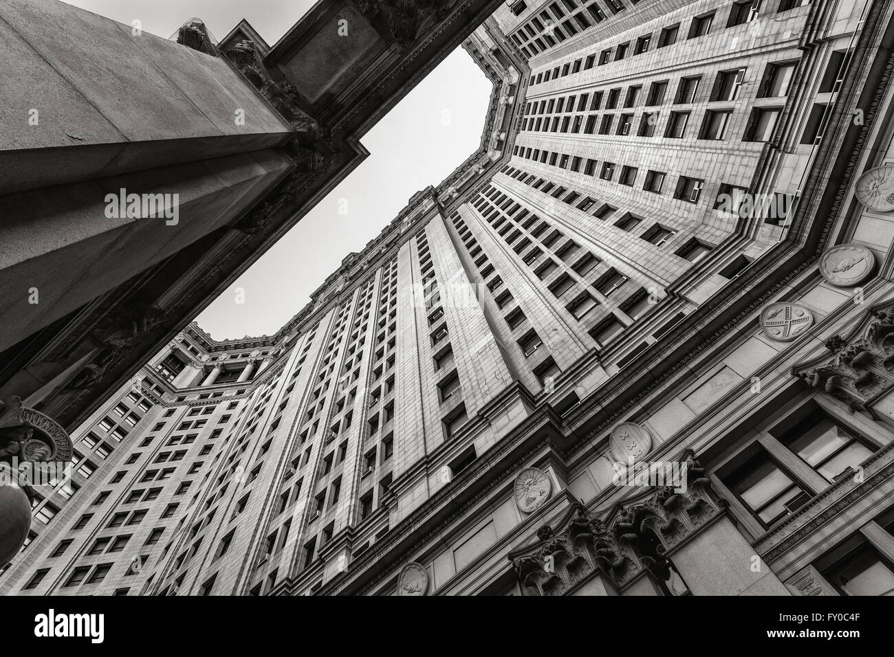 Manhattan Palazzo Comunale. Ampio angolo di vista dal basso in bianco e nero. La parte inferiore di Manhattan, New York City Foto Stock