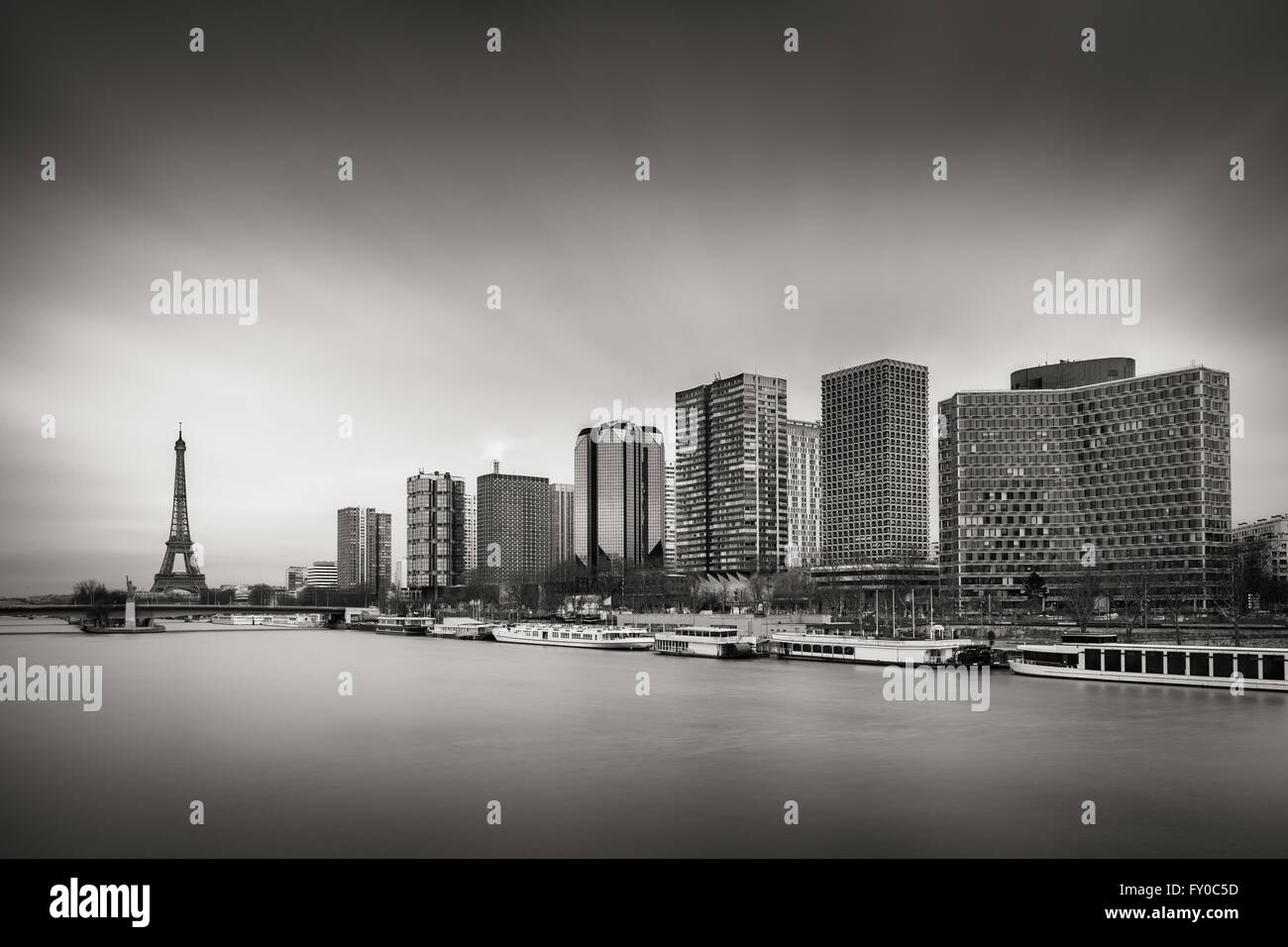 Sponda Sinistra di Parigi, highrise edifici sul quai André Citroën e Port de Javel Haut, Senna, Pont de Grenelle e Torre Eiffel Foto Stock