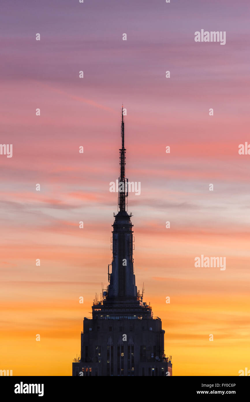 Empire State Building guglia al tramonto. Vista aerea del Midtown Manhattan grattacielo, New York City Foto Stock
