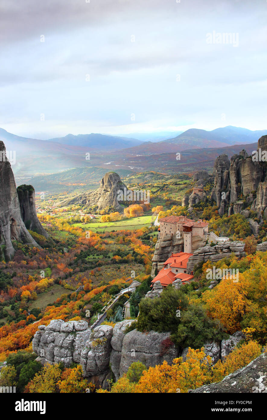 Rocce di Meteora e Monastero Roussanou, Grecia Foto Stock