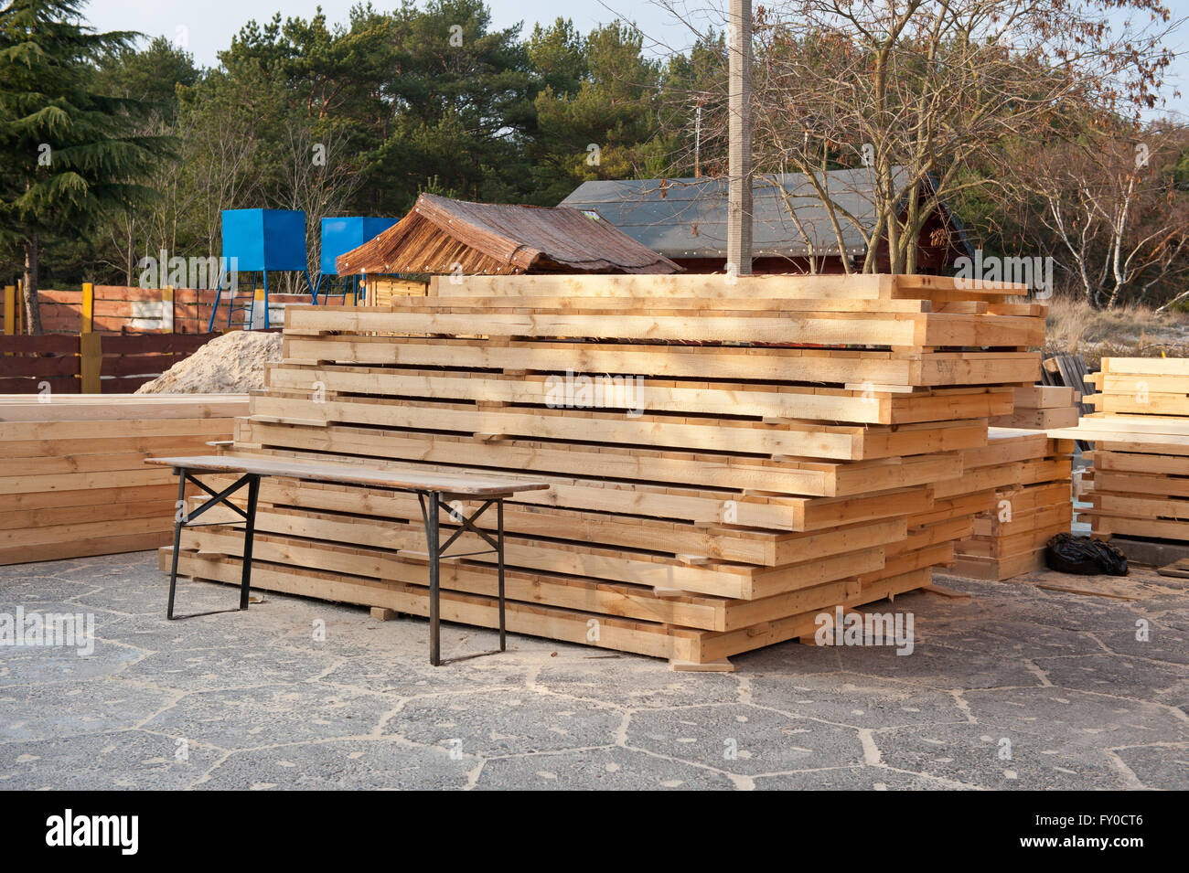 Fresh cut pallet in legno pila giacente a terra in magazzino aperto, orientamento orizzontale, diritti gestiti, nessuno. Foto Stock