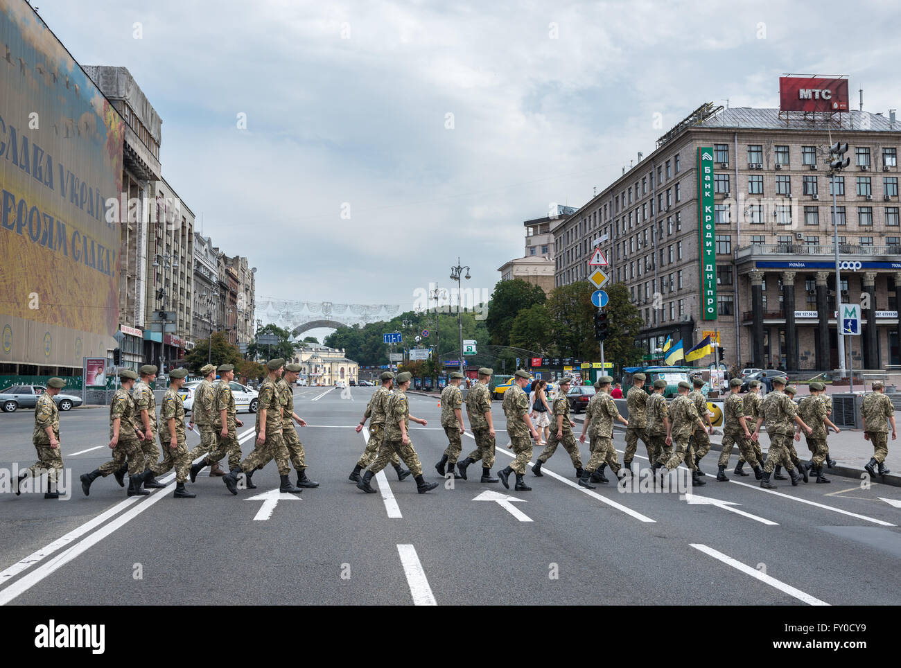 Gruppo di soldati passando Khreshchatyk Street il Maidan Nezalezhnosti (Piazza Indipendenza) a Kiev, Ucraina Foto Stock