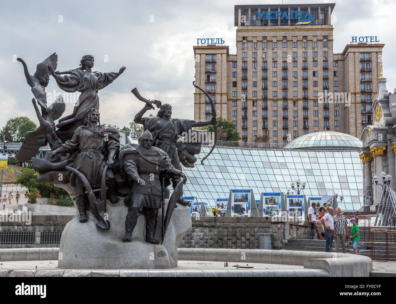 Monumento ai fondatori di Kiev - Kyi, Shchek, Khoryv e Lybid su piazza Indipendenza, Kiev, Ucraina. Hotel Ukrayina sullo sfondo Foto Stock