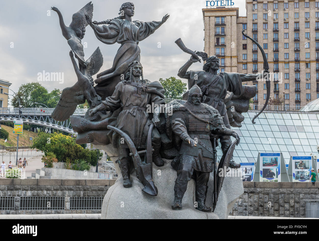 Monumento ai fondatori di Kiev - Kyi, Shchek, Khoryv e Lybid su piazza Indipendenza, Kiev, Ucraina. Hotel Ukrayina sullo sfondo Foto Stock