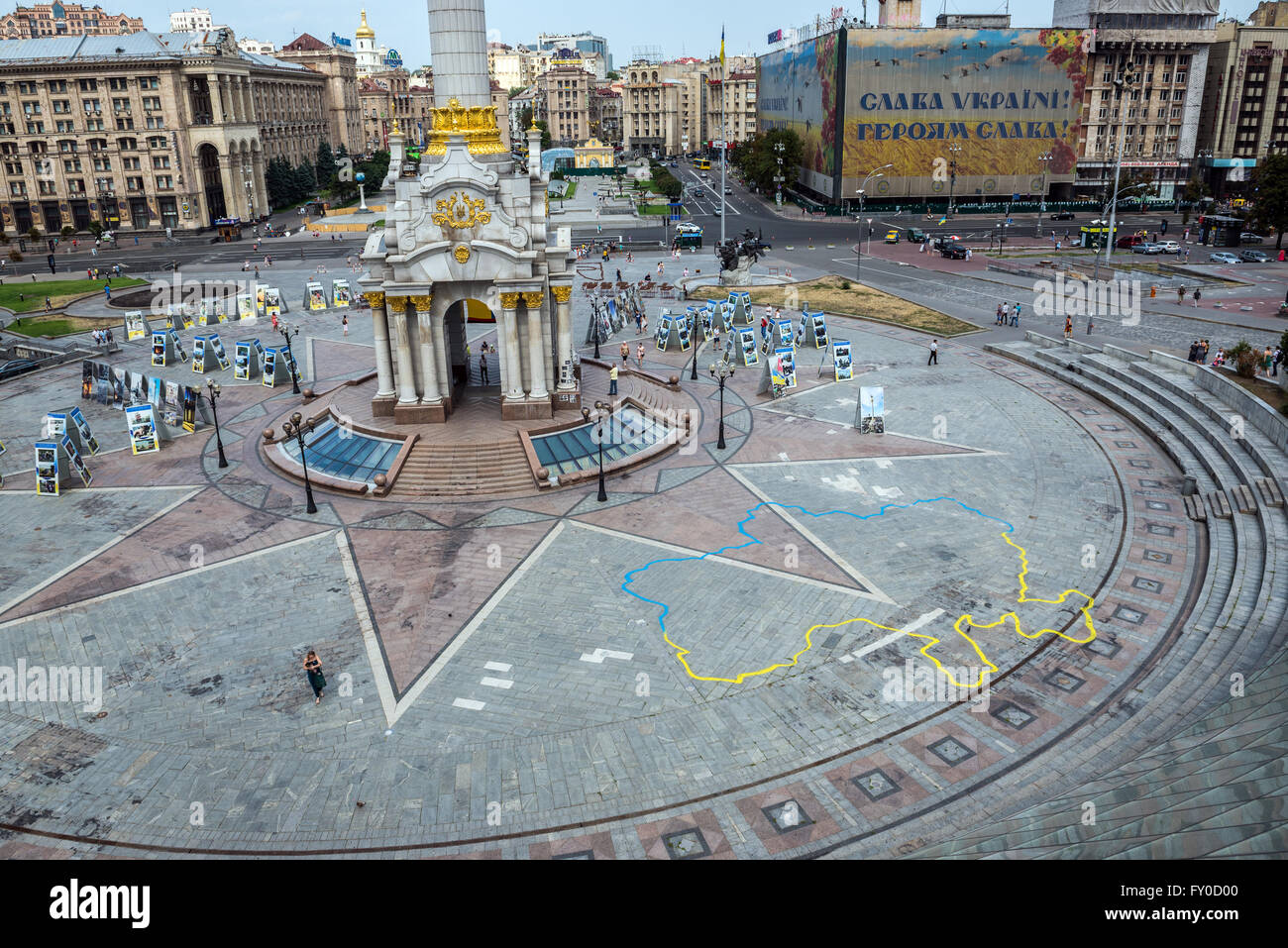 Base del monumento di indipendenza su Maidan Nezalezhnosti (Piazza Indipendenza) a Kiev in Ucraina. Posta centrale sul lato sinistro Foto Stock