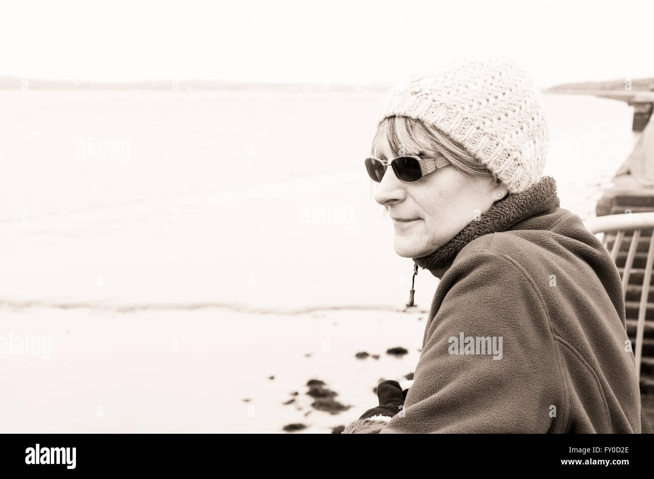 Donna sorridente guardando attraverso la foce. Foto Stock