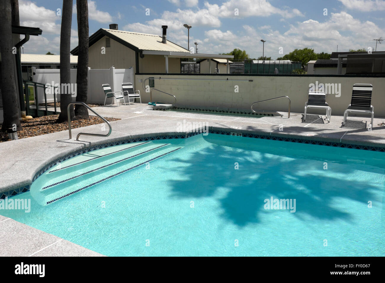 Piscina riempita con clear aqua blue acqua a cittadini anziani RV resort nel sud del Texas, Stati Uniti d'America. Foto Stock