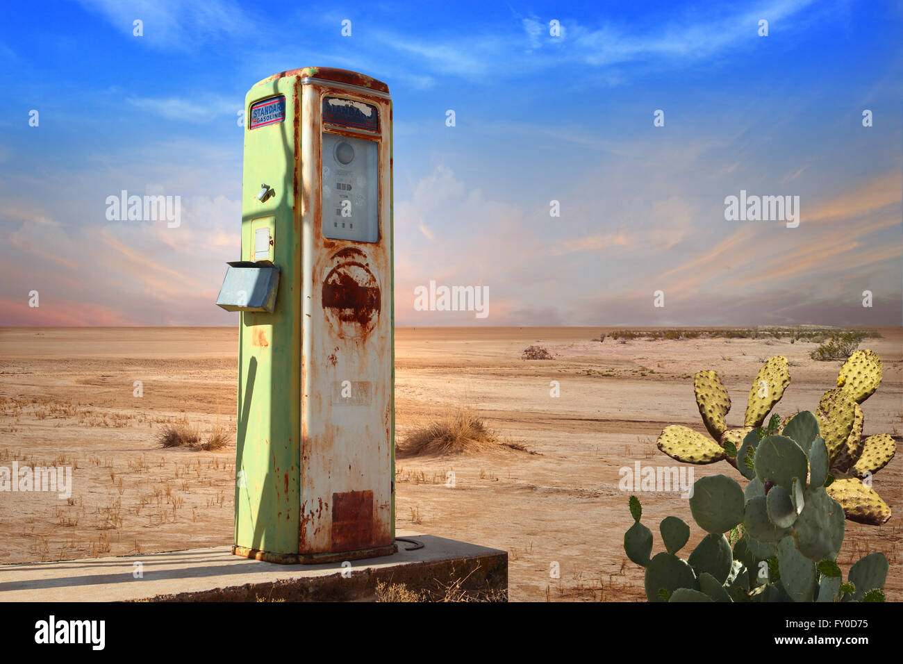 Vecchia Pompa del gas nel deserto Foto Stock