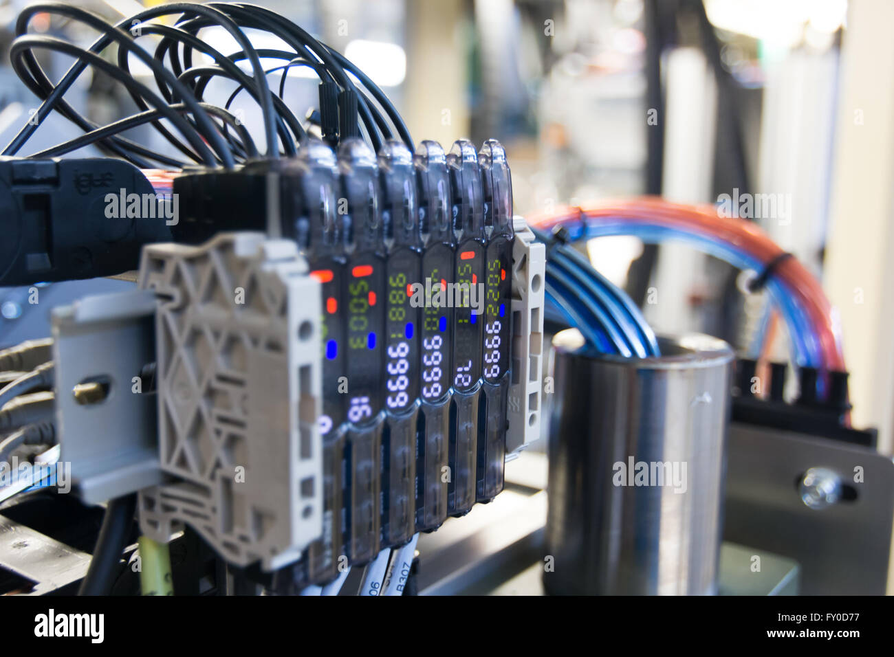 Impianto elettrico della valvola pneumatica e manometro Foto Stock