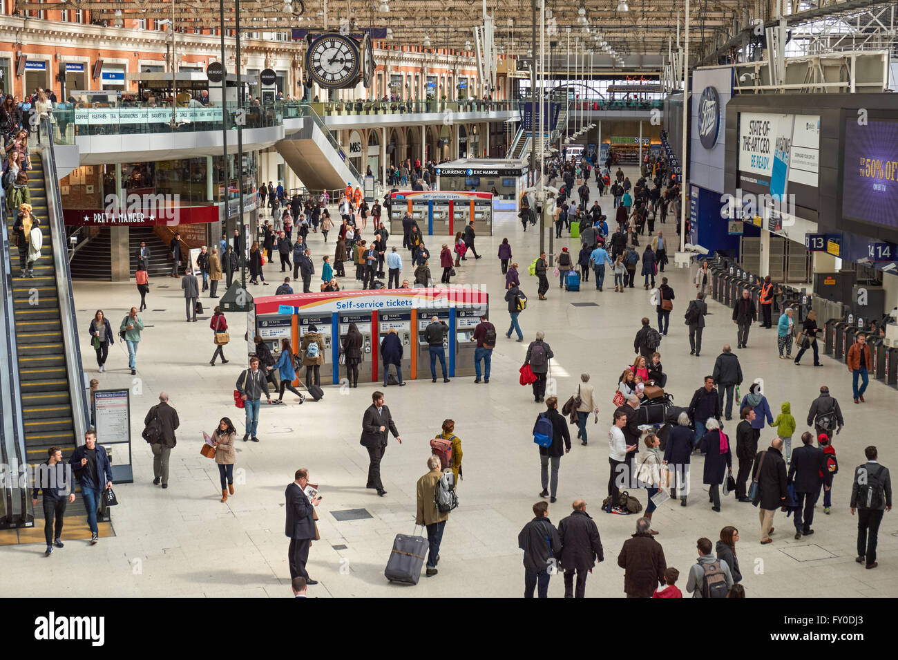 Sala partenze presso la stazione ferroviaria di Waterloo, Londra England Regno Unito Regno Unito Foto Stock
