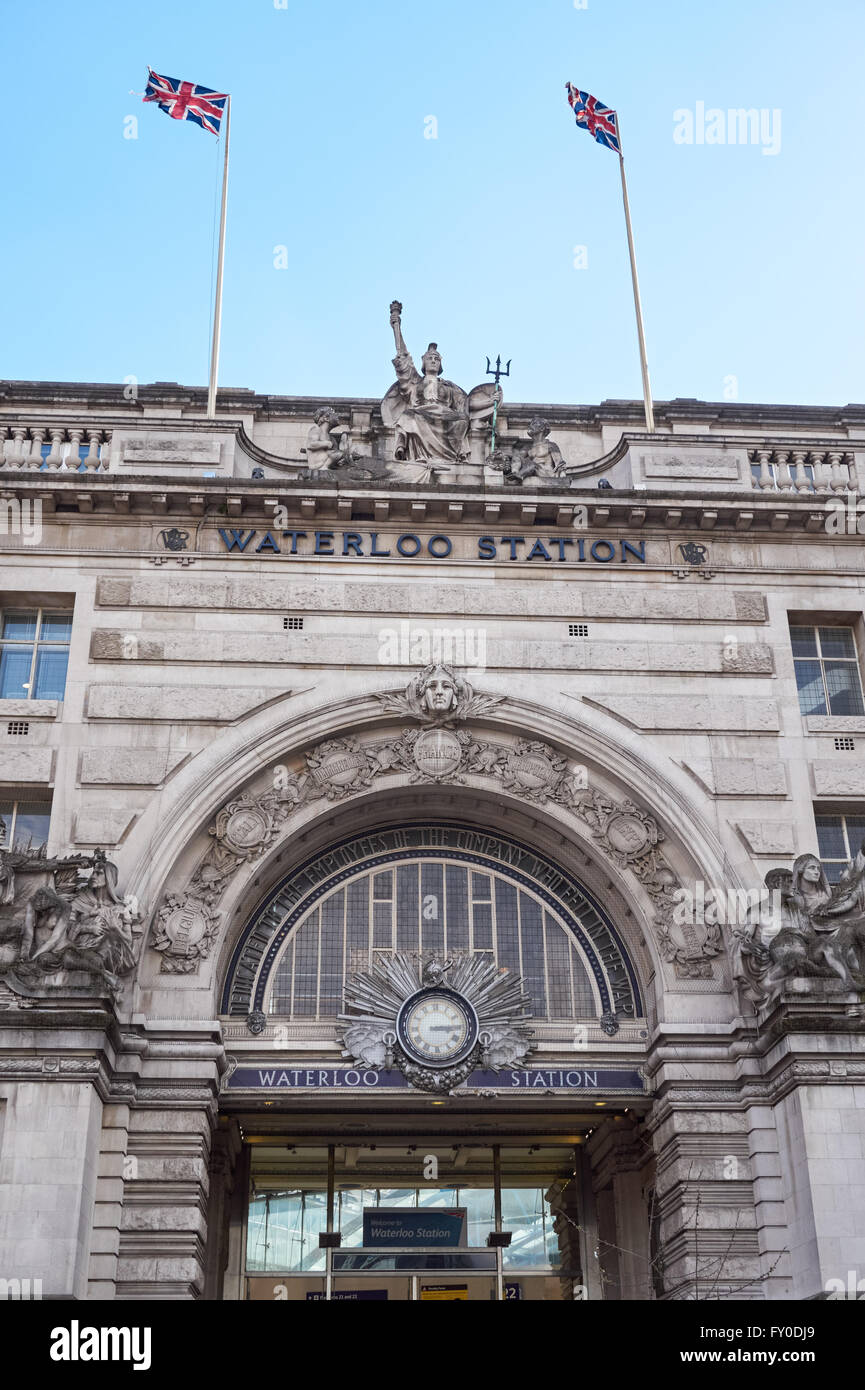 Ingresso alla stazione ferroviaria di Waterloo, Londra England Regno Unito Regno Unito Foto Stock