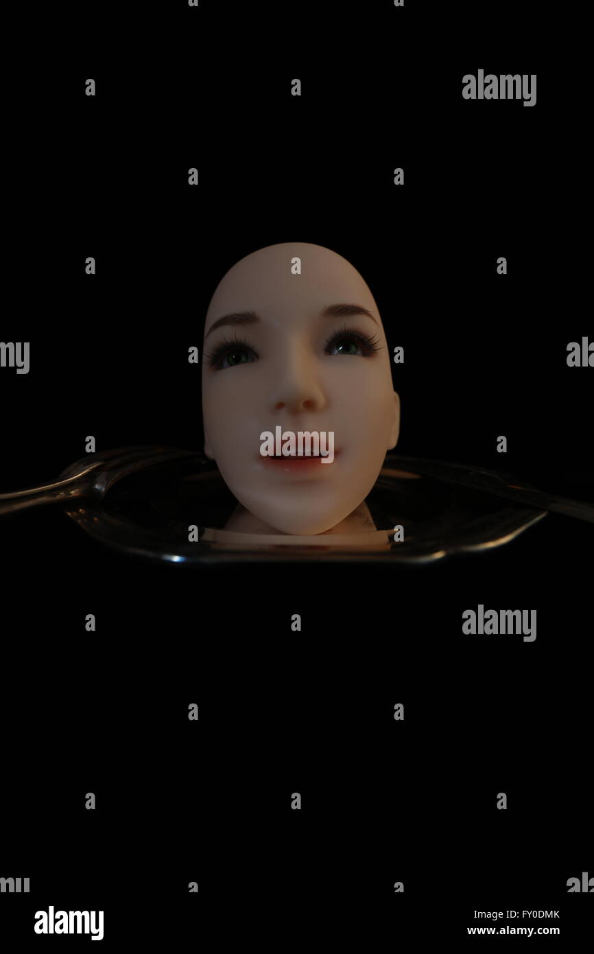 Solitaire head silicone sul piatto d'argento, sfondo nero Foto Stock