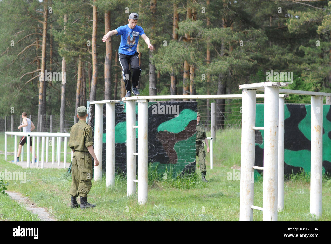 Sport militare Zarnitsa gioco. Passaggio ostacolo corso Foto Stock
