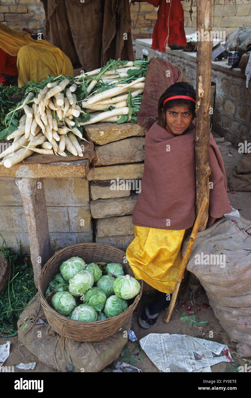 Ragazza giovane nel mercato Jaisalmer India Foto Stock