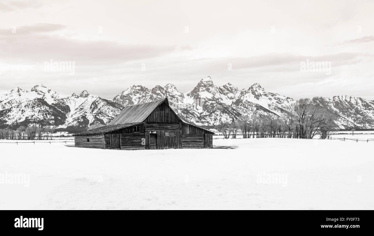 Moulton Barn Tetons e in inverno, Grand Teton National Park, Wyoming USA Foto Stock