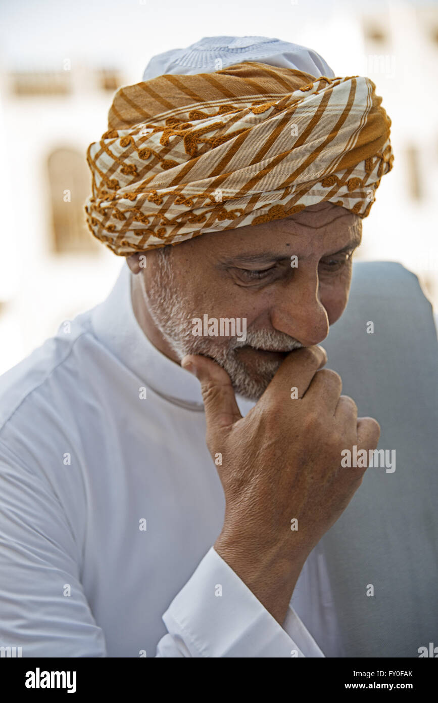 Arabia architetto indossa il tradizionale Hijazi turbante il venerdì la festa religiosa di Jeddah, Arabia Saudita Foto Stock