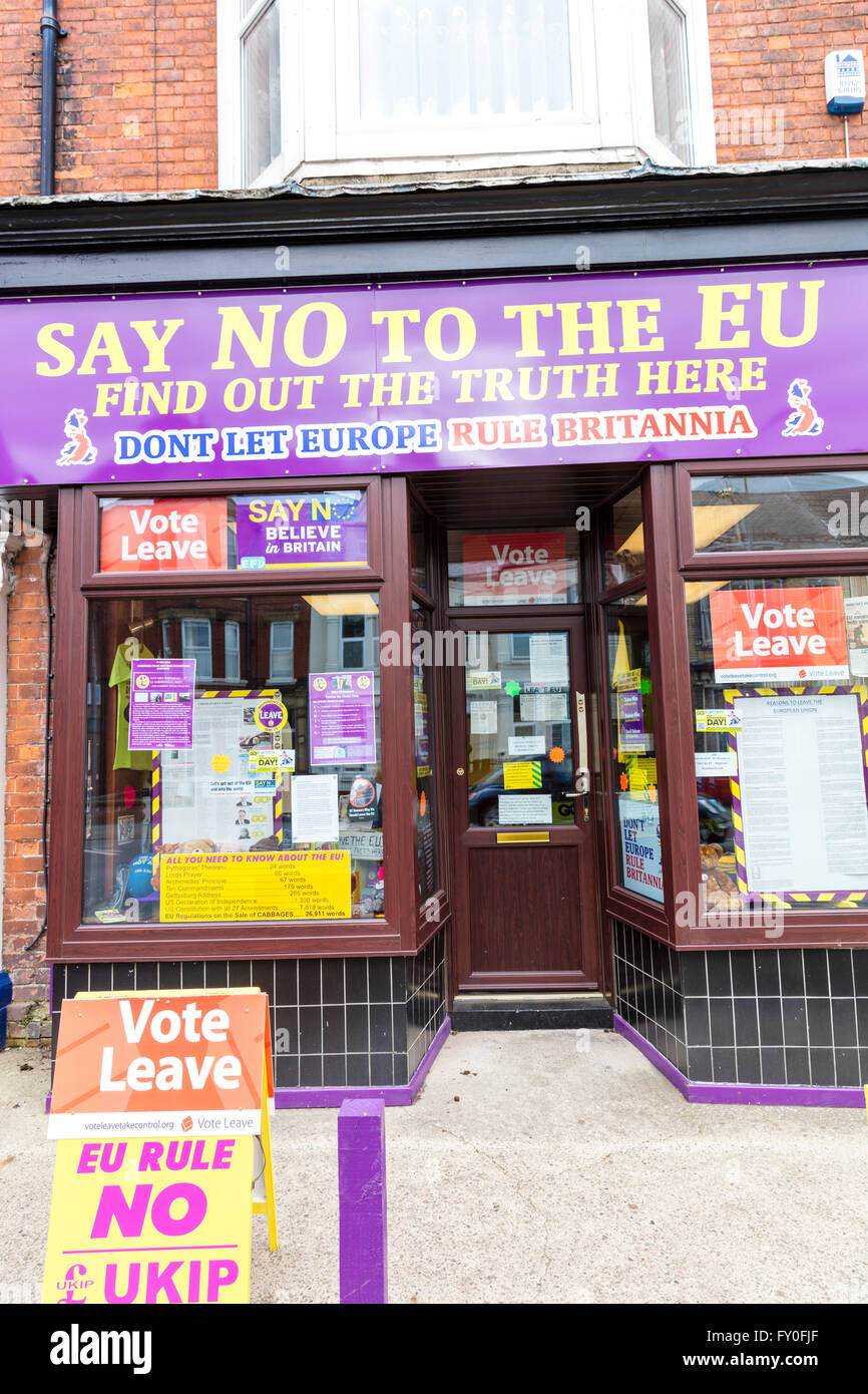Dire no all'euro UE voto Ukip shop vote Lascia Brexit segno segni REGNO UNITO Inghilterra Bridlington Foto Stock