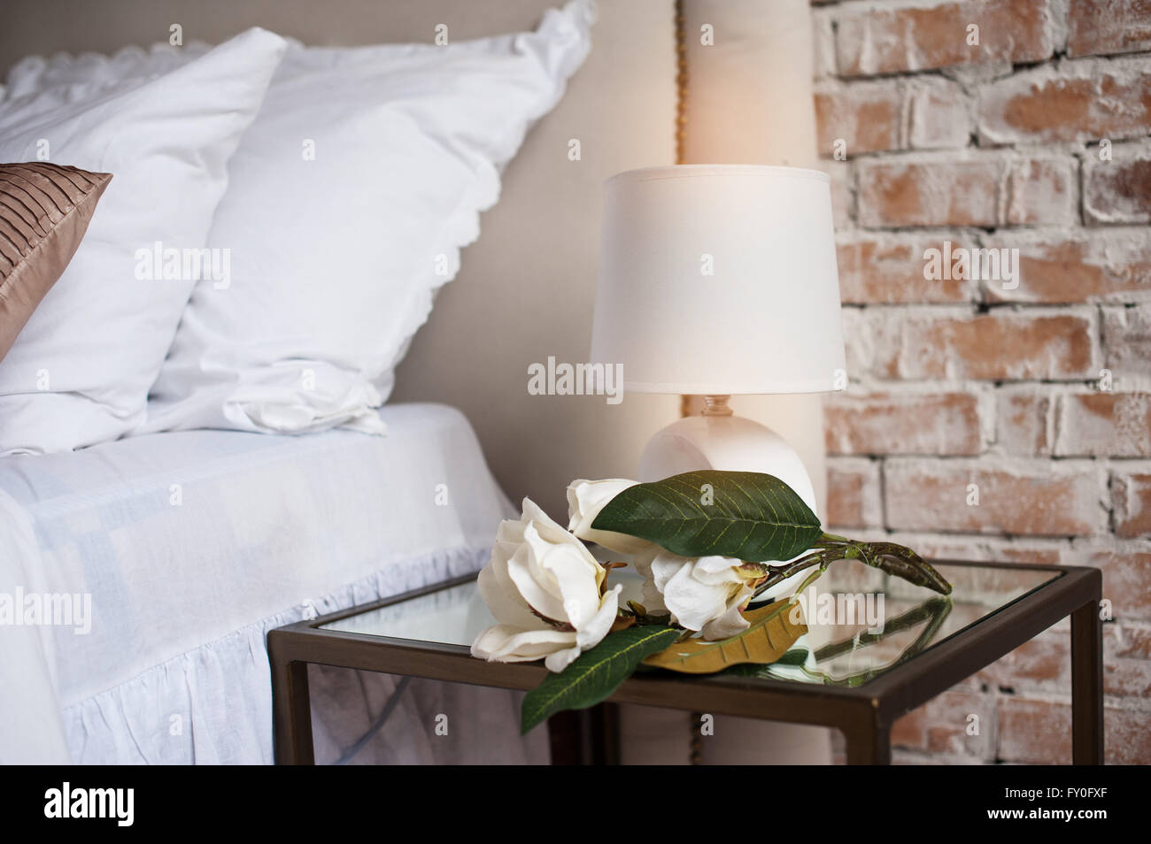 Confortevole e tranquillo posto letto con lampada da letto Foto Stock