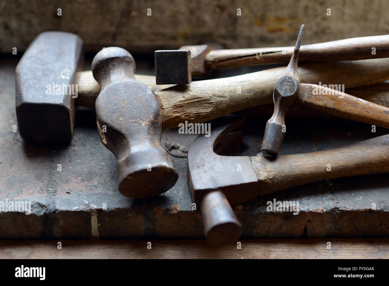 Pila di martelli vintage in un capannone Foto Stock