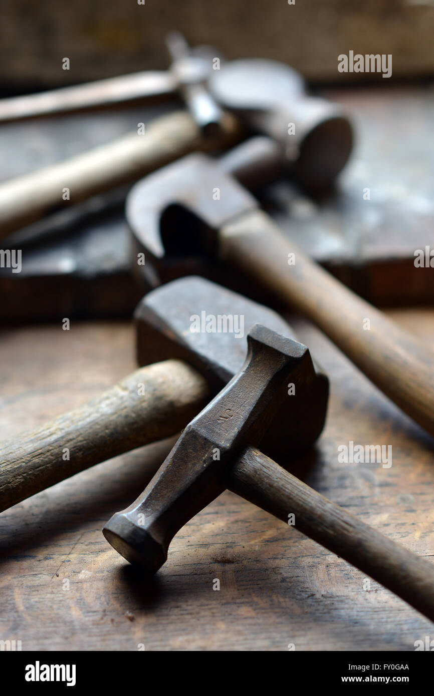 Pila di martelli vintage in un capannone Foto Stock