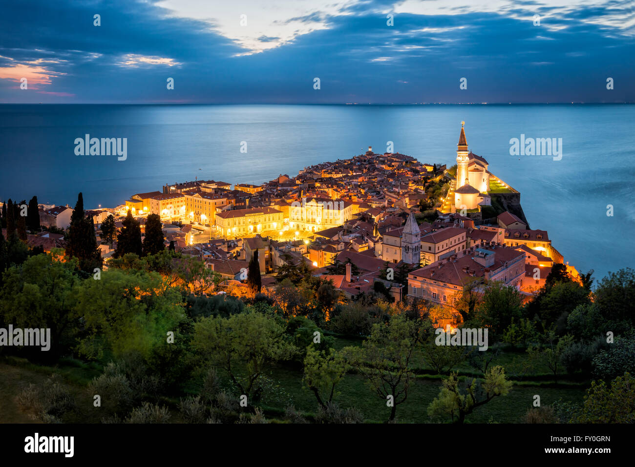 Città slovena di pirano a notte Foto Stock