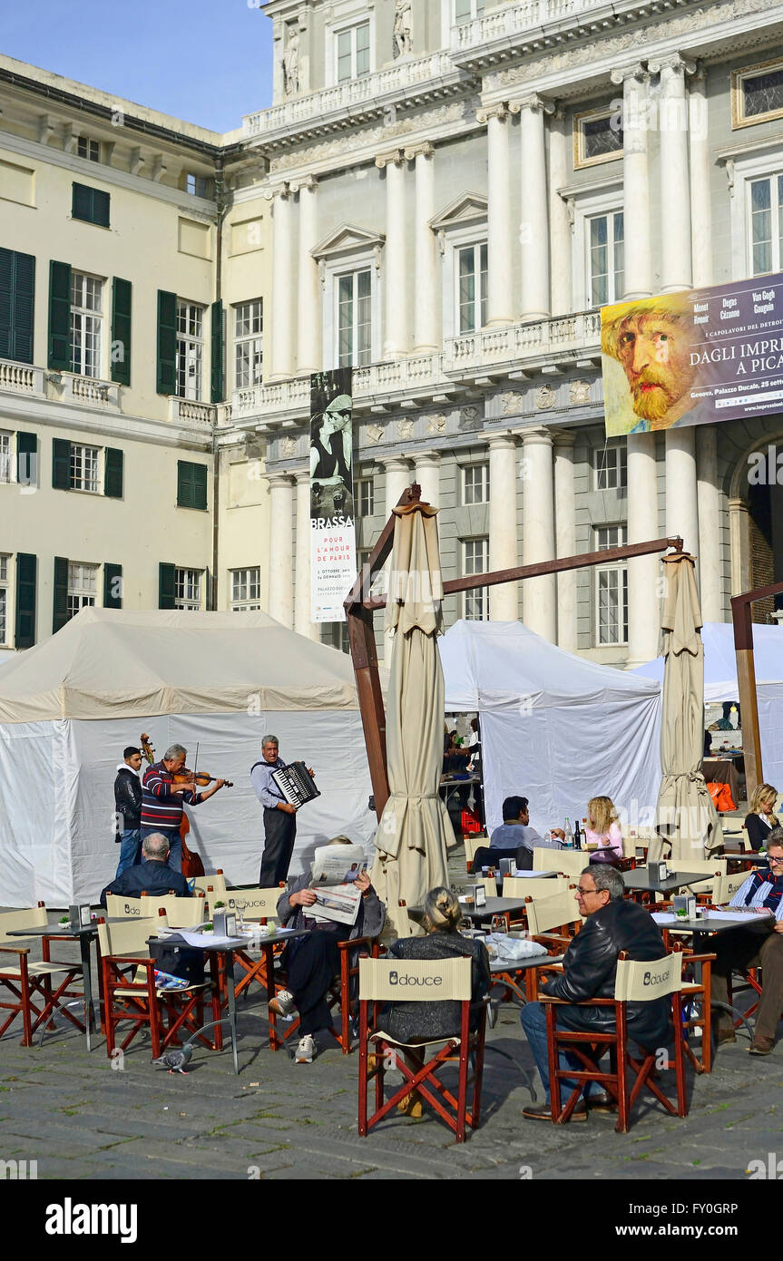 Piazza Matteotti e piazza di fronte al Palazzo Ducale città vecchia Genova Liguria Italia Europa Foto Stock